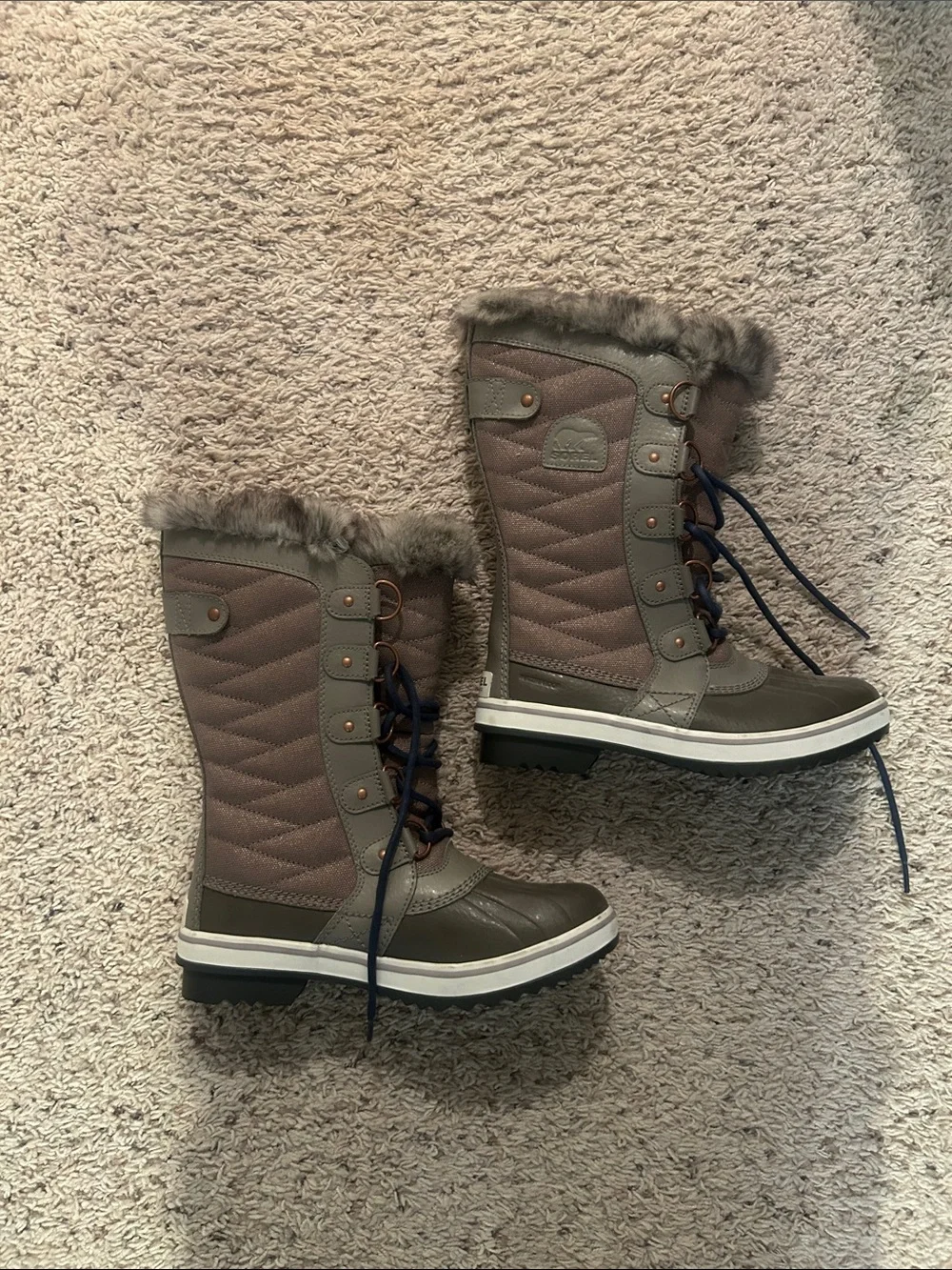 Sorel Women’s Gray Faux Fur-Trim Winter Lace-Up Boots